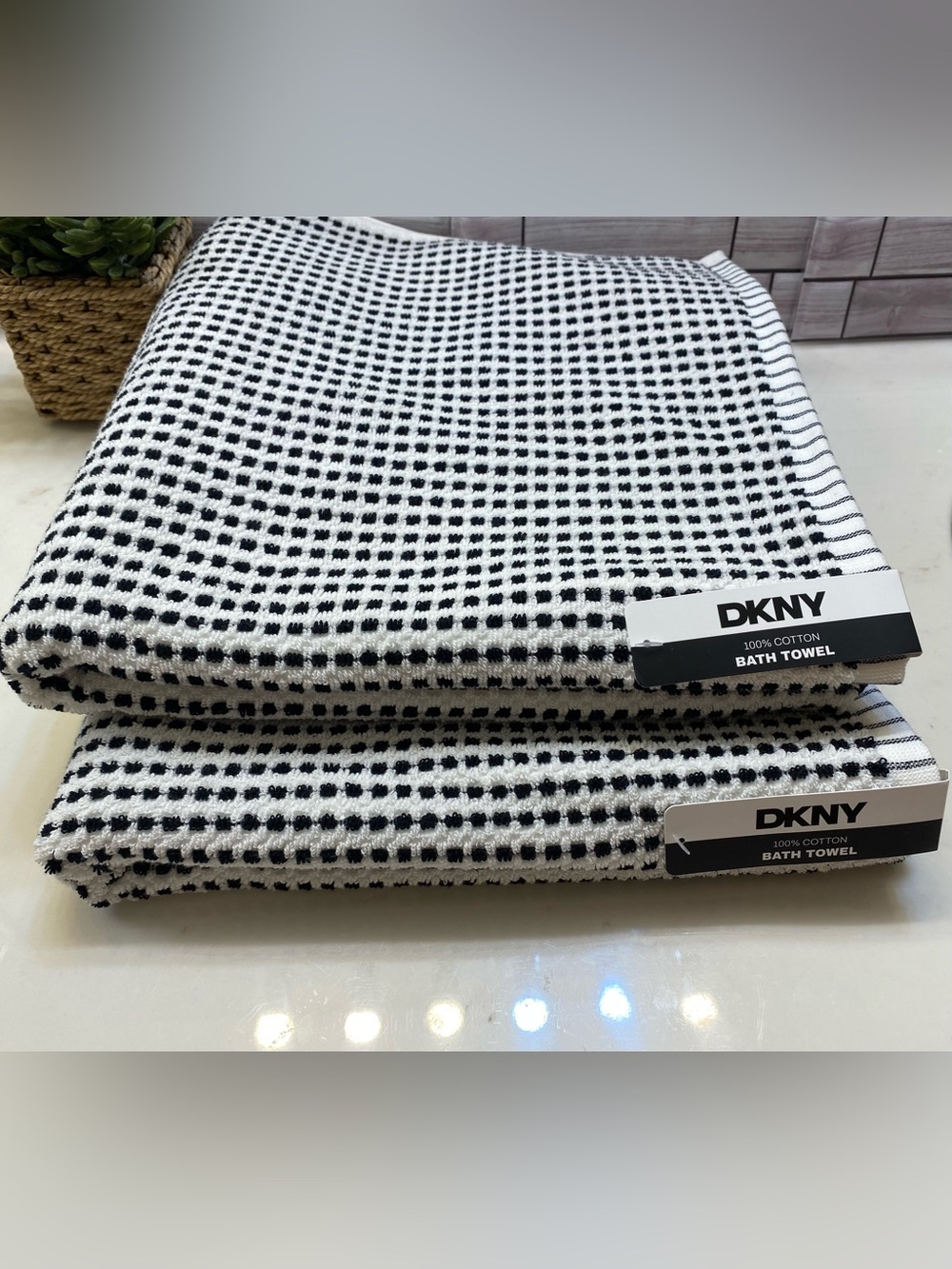 DKNY ❤️(2) Cotton Bath Towel Set Black White Pattern NWT